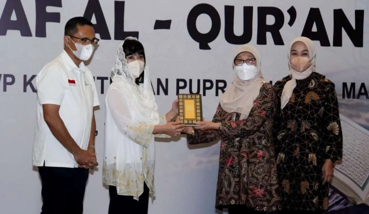 Yayasan Muslim Sinar Mas Land Wakafkan Al-Quran ke Dharma Wanita Kementerian PUPR