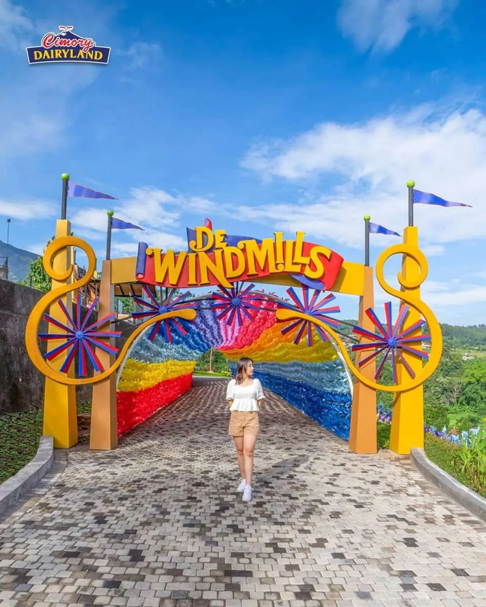 Ada banyak kincir warna-warni di De Windmills, wahana terbaru Cimory Dairyland Prigen