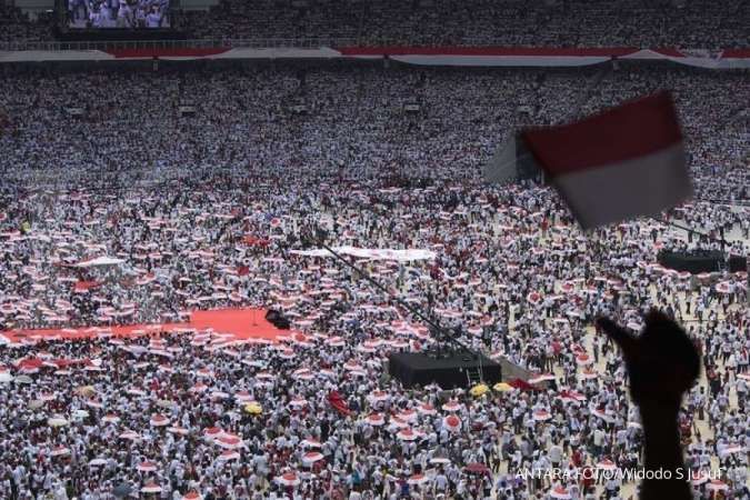 Massa berbaju putih pendukung Jokowi-Ma'ruf penuhi GBK