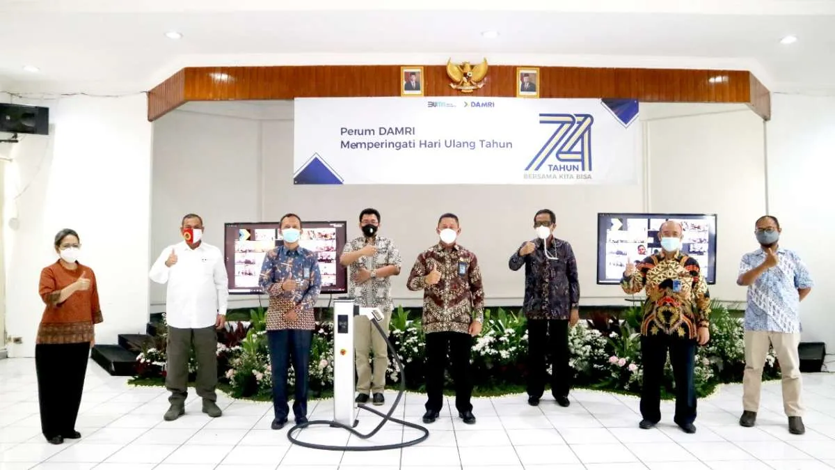 Akan operasikan bus listrik, Damri terima charger station dari Spora Teknika 