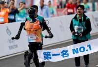 Robot Humanoid Berpacu Kalahkan Manusia di Half Marathon Beijing