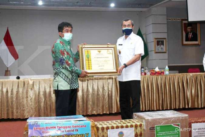 Salurkan 50.000 masker kesehatan, PTPN V terima penghargaan dari Gubernur Riau