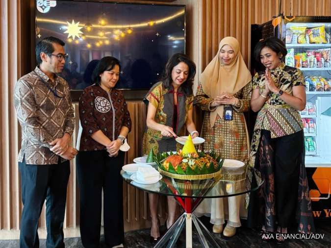 Bukit Rahardjo, Direktur AXA Financial Indonesia; Arta Magdalena, Direktur AXA Financial Indonesia; Niharika Yadav, Presiden Direktur AXA Financial Indonesia; Cicilia Nina, Direktur AXA Financial Indonesia saat pemotongan tumpeng pada Opening Walk-In Centre Terbaru di AXA Tower