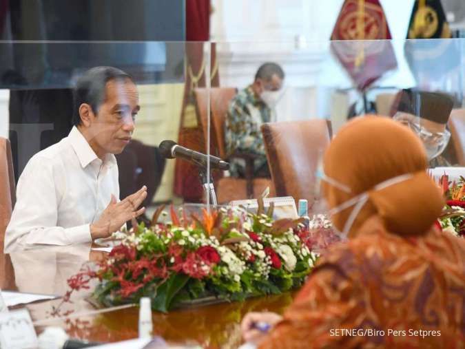 Rapat dengan Risma, Jokowi minta bansos disalurkan awal Januari