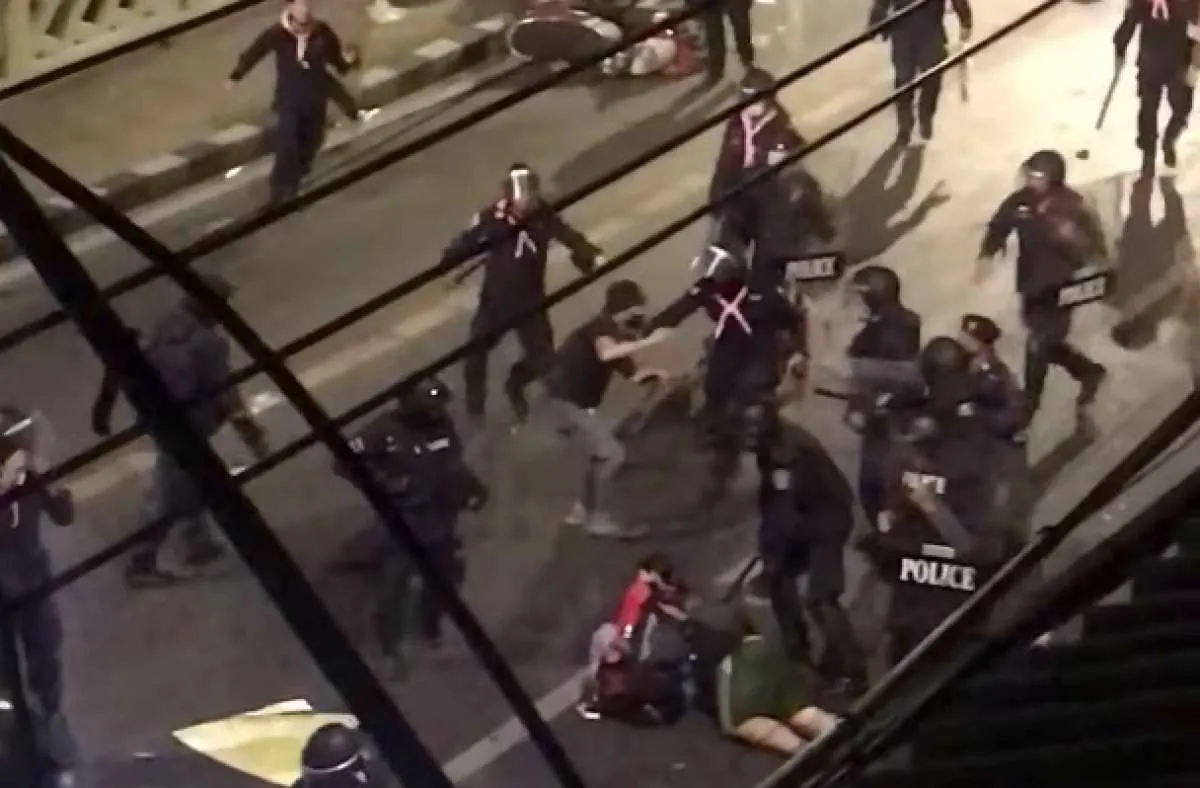 Puluhan demonstran di Thailand terluka setelah unjuk rasa di dekat istana raja