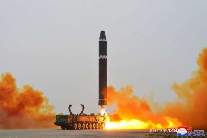 Korea Utara Tembakan 2 Rudalnya Setelah Kapal Selam AS Tiba di Pangkalan Jeju