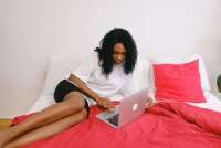 Sebaiknya Jangan Gunakan Warna Ini untuk Seprai Kasur di Rumah