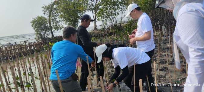 Uni-Charm Indonesia (UCID) Tanam 1.000 Bibit Mangrove di Pantai Jaya Bahari Karawang