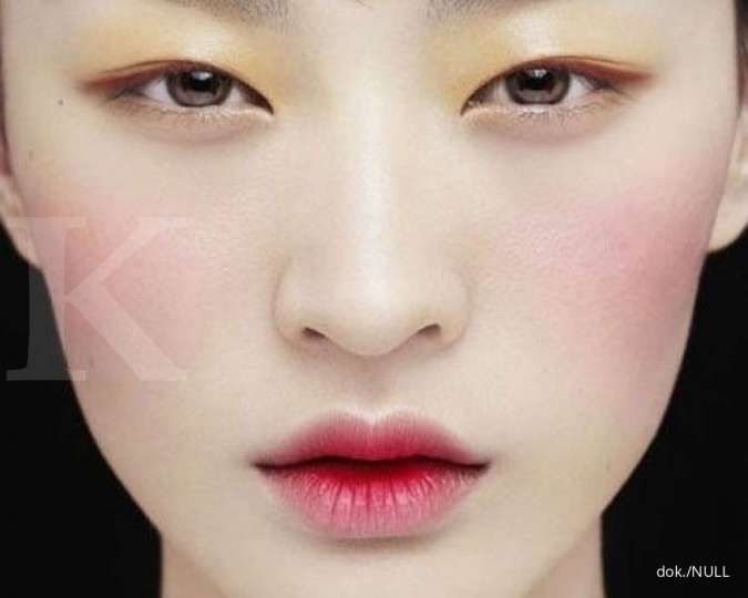 Mau Wajah Terlihat Mulus? Yuk, Praktikkan Tips Makeup Berikut Ini!