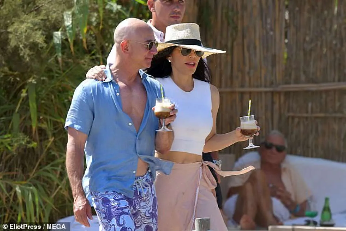 Jeff Bezos dan Lauren Sanchez Donasikan US$ 100 Juta untuk Pemulihan Maui