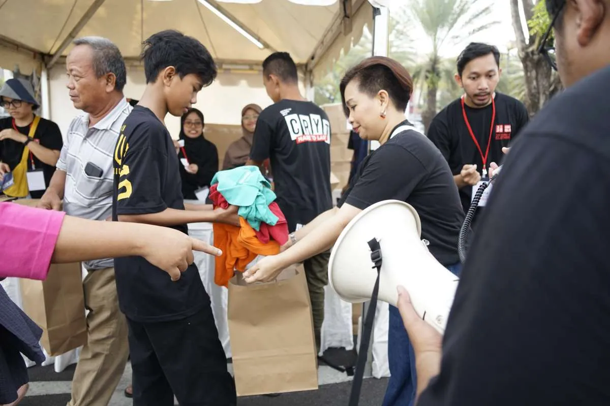UNIQLO Donasikan 4.000 Pakaian untuk Masyarakat Bekasi dan Sekitarnya