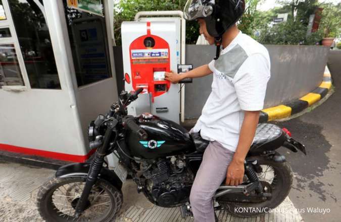 Pengendara Motor Bayar Parkir Pakai Kartu E-Money