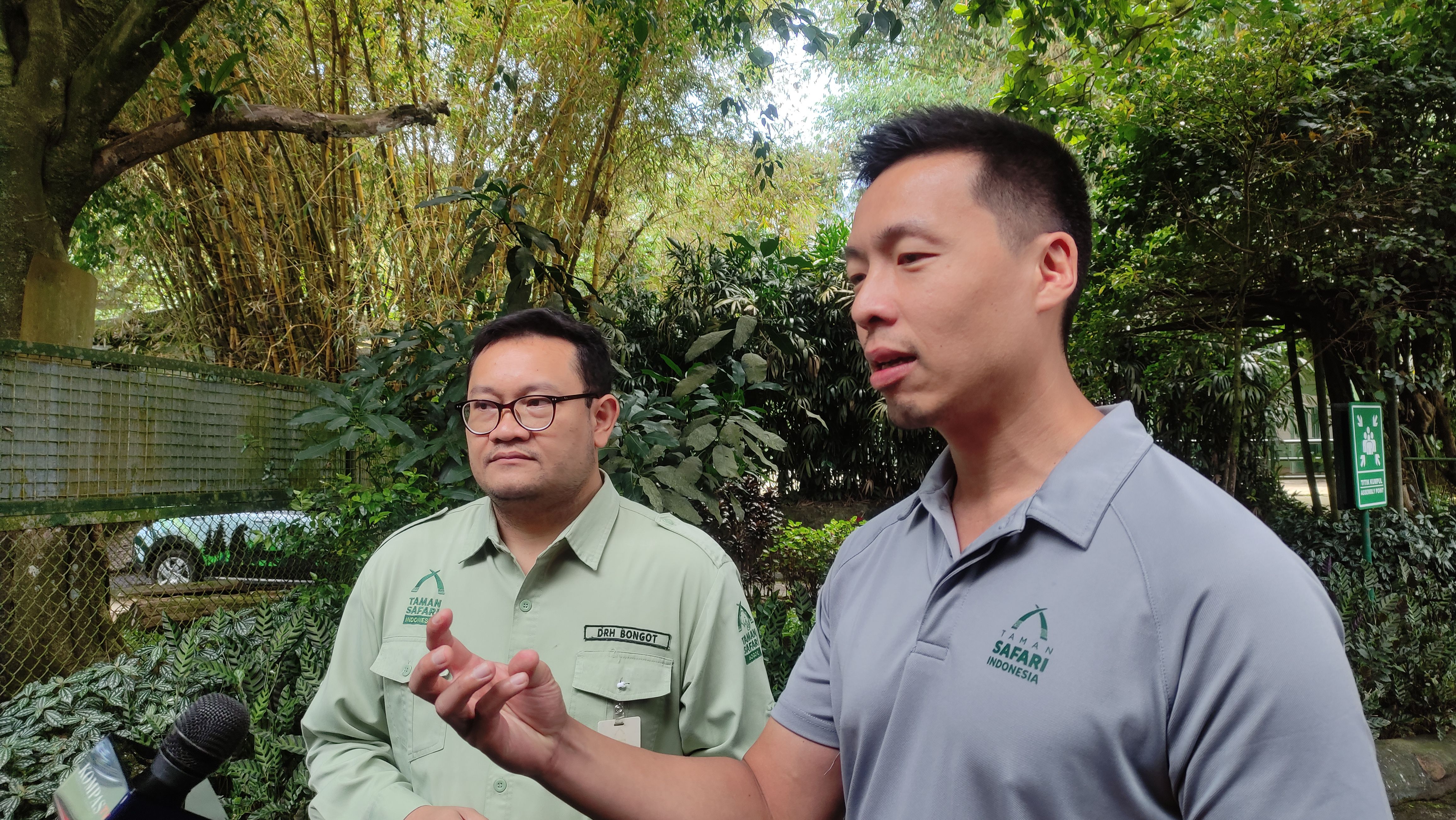 Kontan - Taman Safari Indonesia Kilas Online. Drh. Bongot Huaso Mulia Radjagoekgoek, M.Sc, dan Aswin Sumampau, Direktur Utama Taman Safari Indonesia Group
