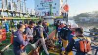 Pertamina Patra Niaga Evakuasi Virgo Transport 8, Serahkan 16 Korban kepada Basarnas