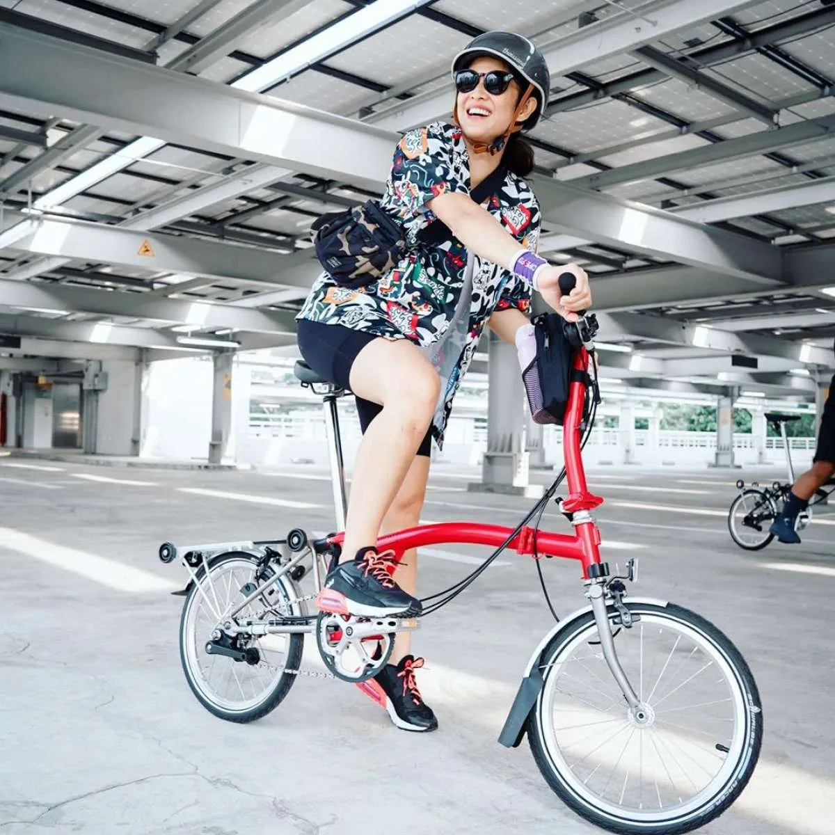 Dian Sastro gowes sepeda Brompton model premium, ini harga sepeda lipatnya