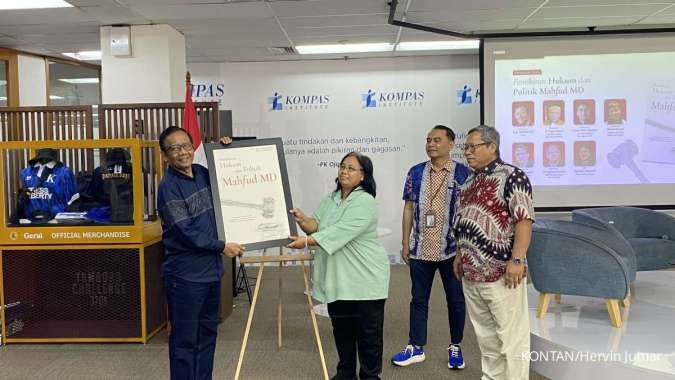 Luncurkan Buku Baru, Mahfud MD Kritik Melemahnya Penguatan Hukum di Indonesia
