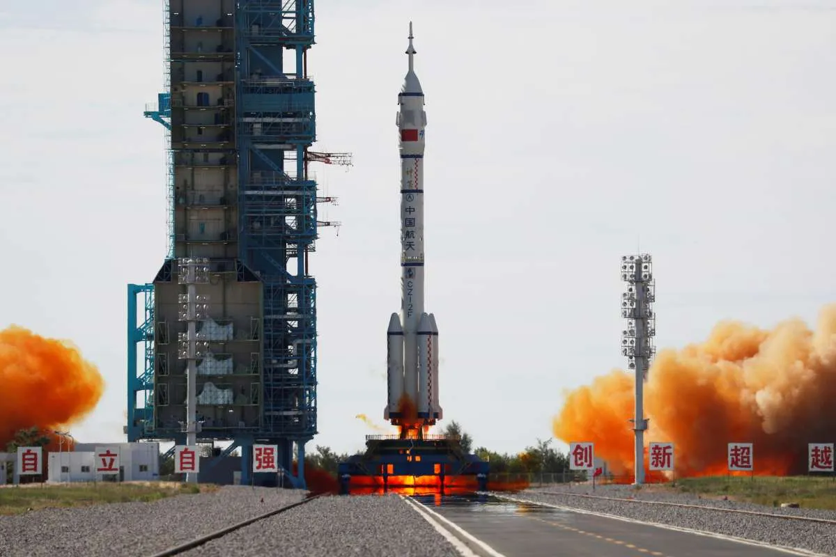 China sukses luncurkan tiga astronot menuju stasiun luar angkasa yang baru 
