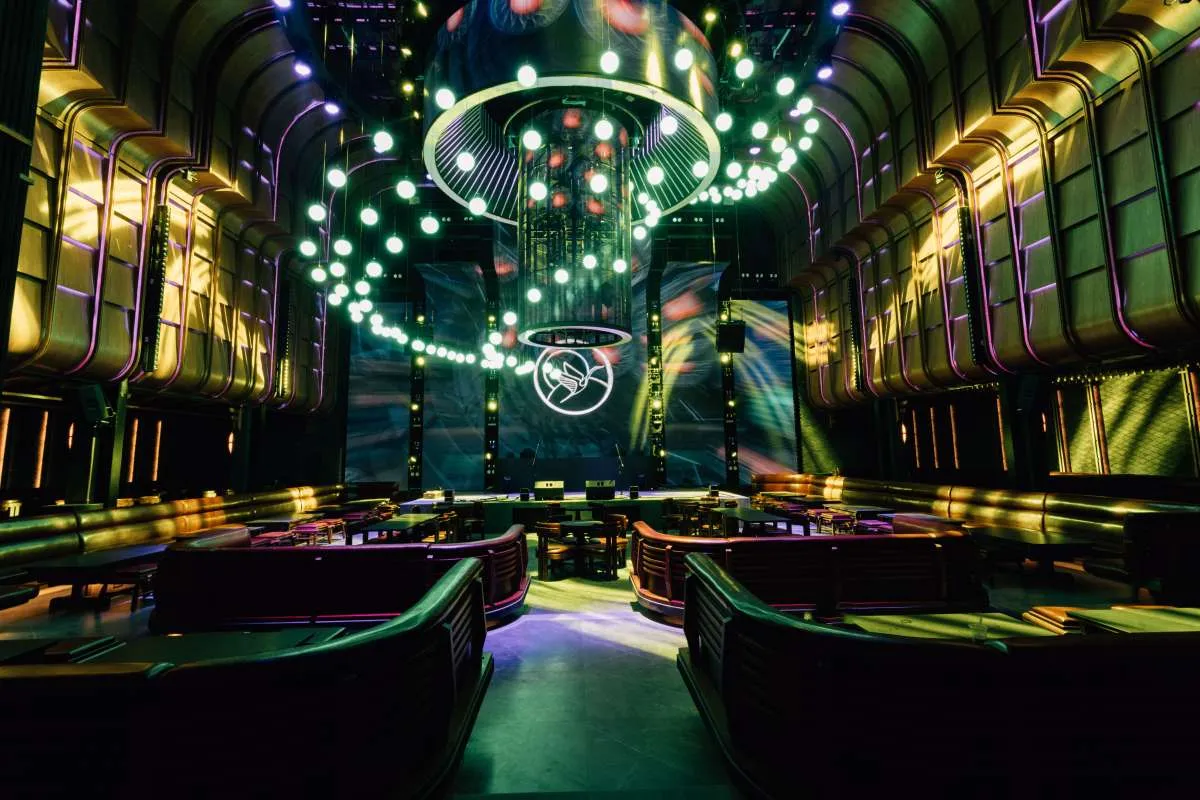 Rayakan Momen Pergantian Tahun Baru dengan Seni Menawan di Crane Lounge