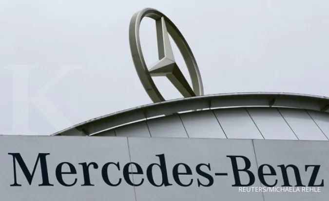 China-U.S. trade war hits Daimler profit, may sweep sector