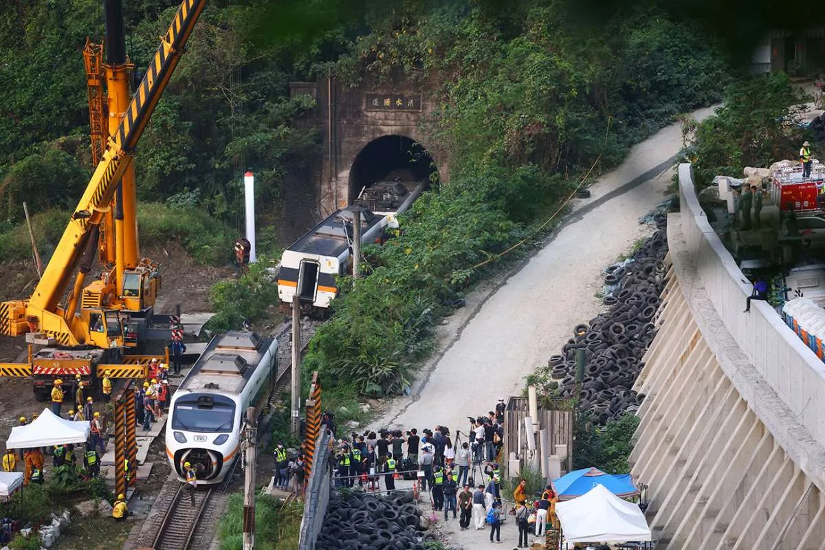 Tragedi kereta paling mematikan di Taiwan dalam 7 dekade, 50 orang tewas