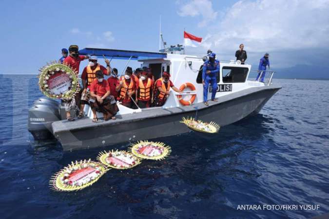 Families of Indonesia's sunken submarine crew pay tribute at sea