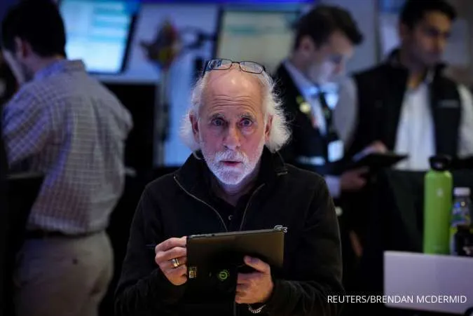 Stocks, Dollar, Bond Yields Fall; Economic Data, Trump Tariffs in Focus