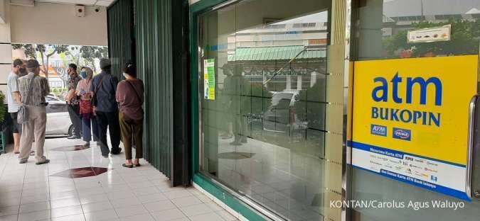 Nasabah Bank Bukopin di Jakarta, Selasa (29/6/2020).