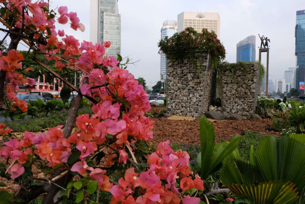 Instalasi gabion di Bundaran HI