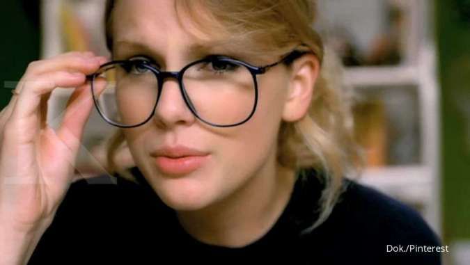 5 Tips Eye Makeup Simple untuk Wanita Berkacamata, Mata Auto Hidup!