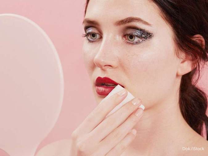 Bikin Jerawatan, Ini 5 Alasan Pentingnya untuk Membersihkan Make Up sebelum Tidur