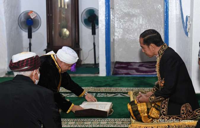 Presiden Jokowi menyimak penjelasan Gelar Kehormatan Adat Kesultanan Buton