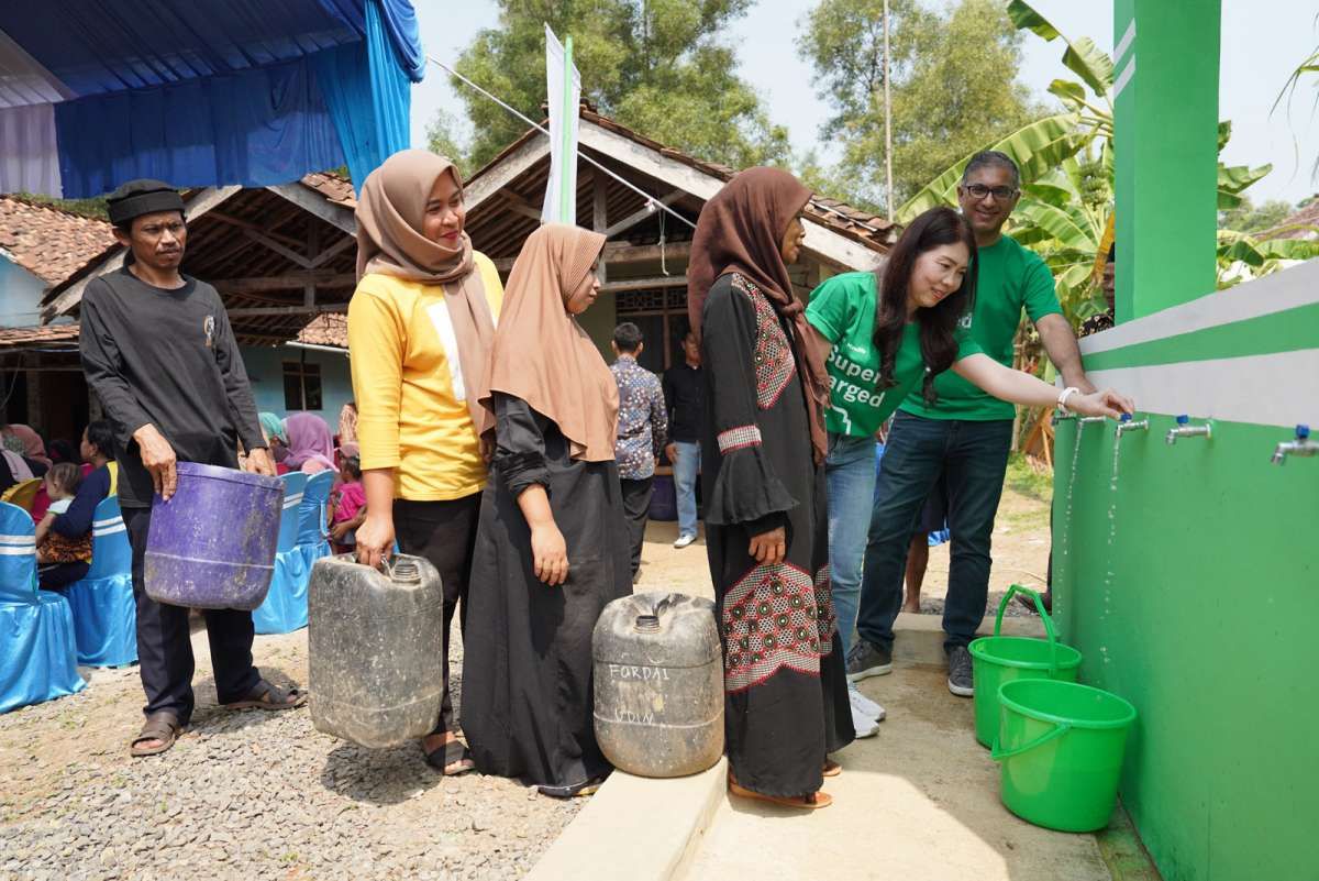 Manulife Indonesia Sediakan Akses Air Bersih bagi Warga Desa