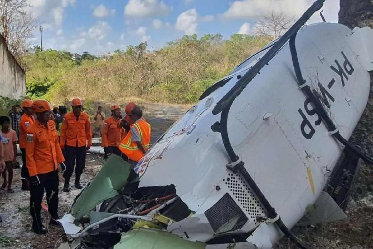 Helikopter Jatuh di Sekitar Pantai Sulupan, Bali, Penumpang dan Kru Selamat 