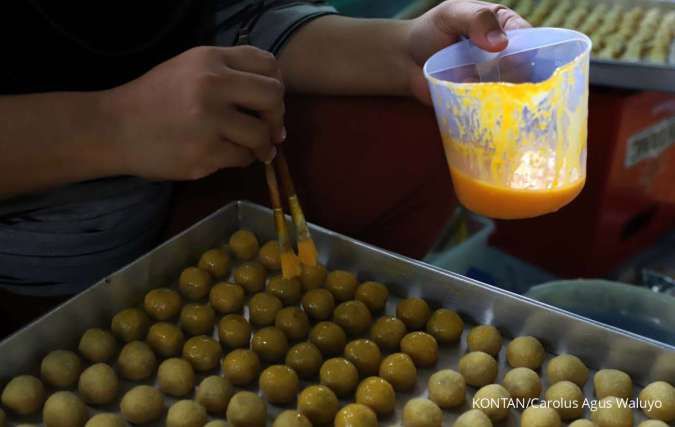Pekerja membuat kue kering pesanan pelanggan untuk Lebaran