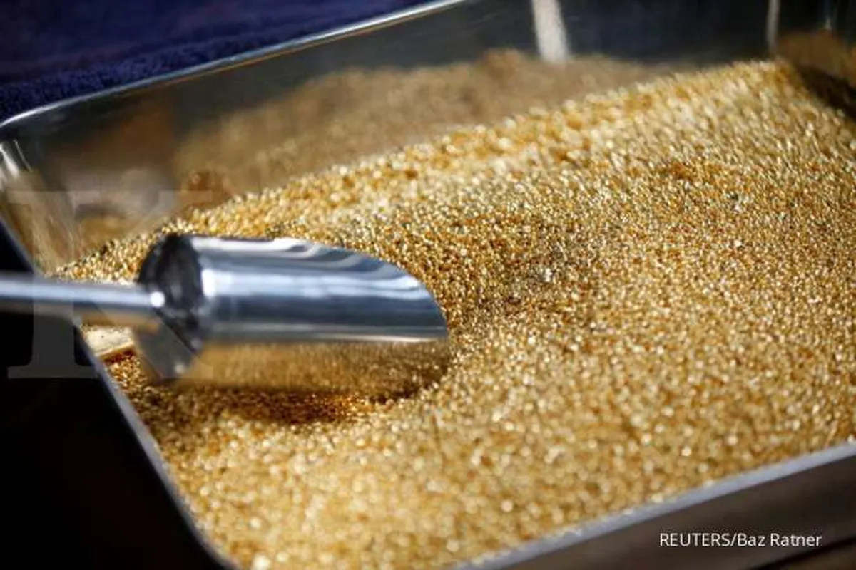 Harga emas turun karena penguatan dolar dan menanti kebijakan bank sentral