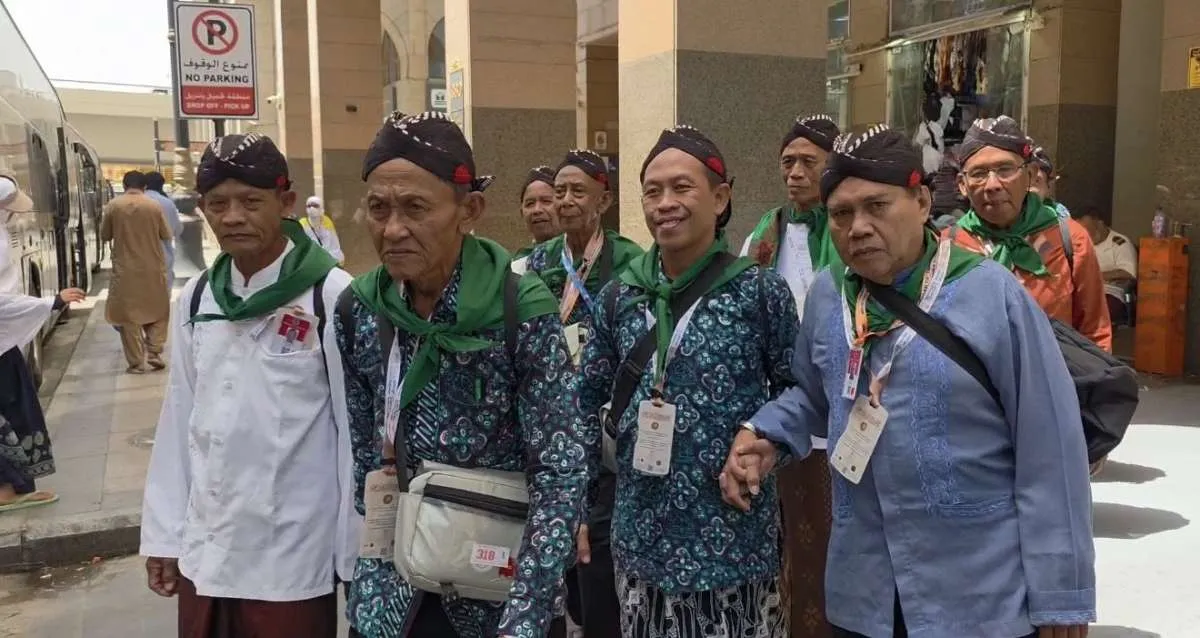 Jadi Identitas Budaya, Jemaah Haji Asal Gunungkidul Kompak Kenakan Blangkon