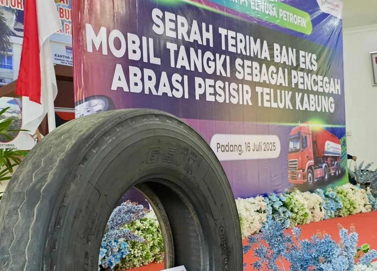 Elnusa Petrofin Hibahkan 100 Ban Eks Mobil Tangki untuk Cegah Abrasi di Padang