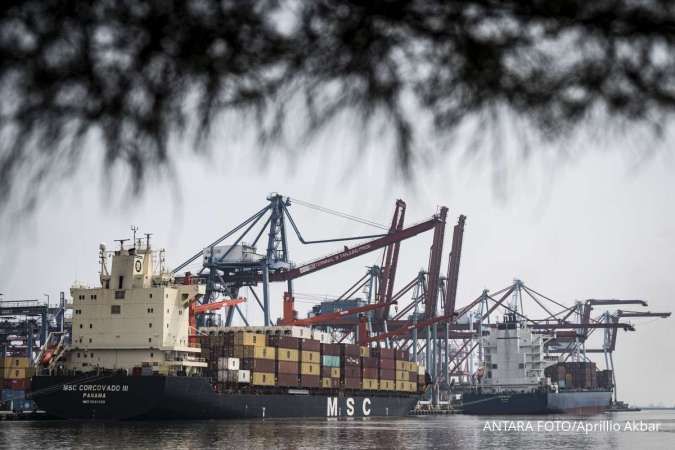 Indonesia Trade Surplus Falls to 14-Month Low, Possibly Delaying a Rate Cut