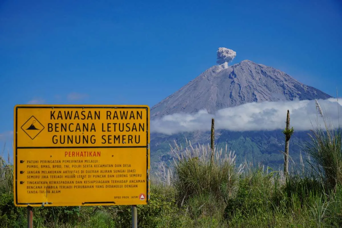 Gunung Semeru Erupsi Minggu (14/9) Pagi, Semburkan Abu Vulkanik Setinggi 700 Meter