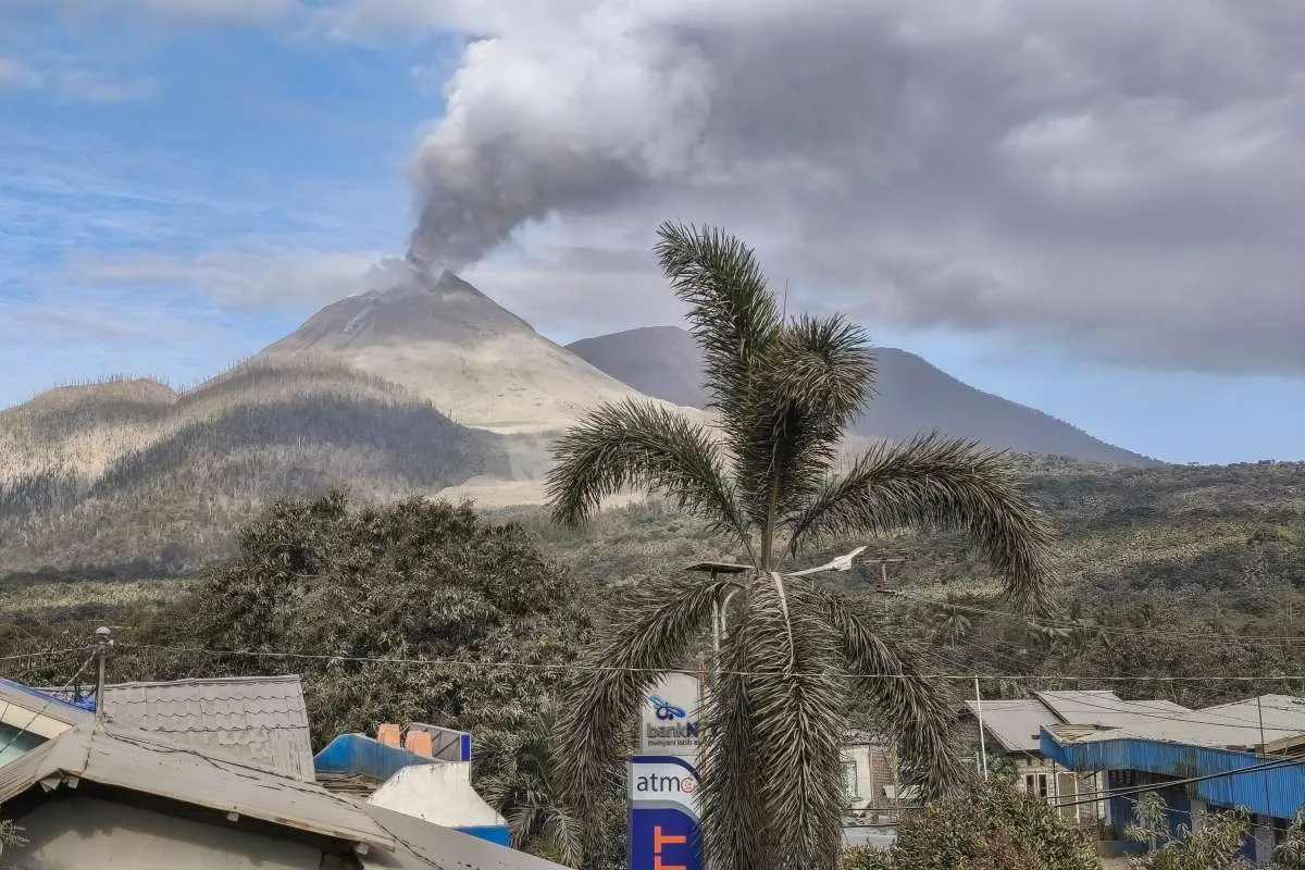 Gunung Lewotobi Laki-laki Kembali Erupsi, Tinggi Kolom Abu 3 Kilometer