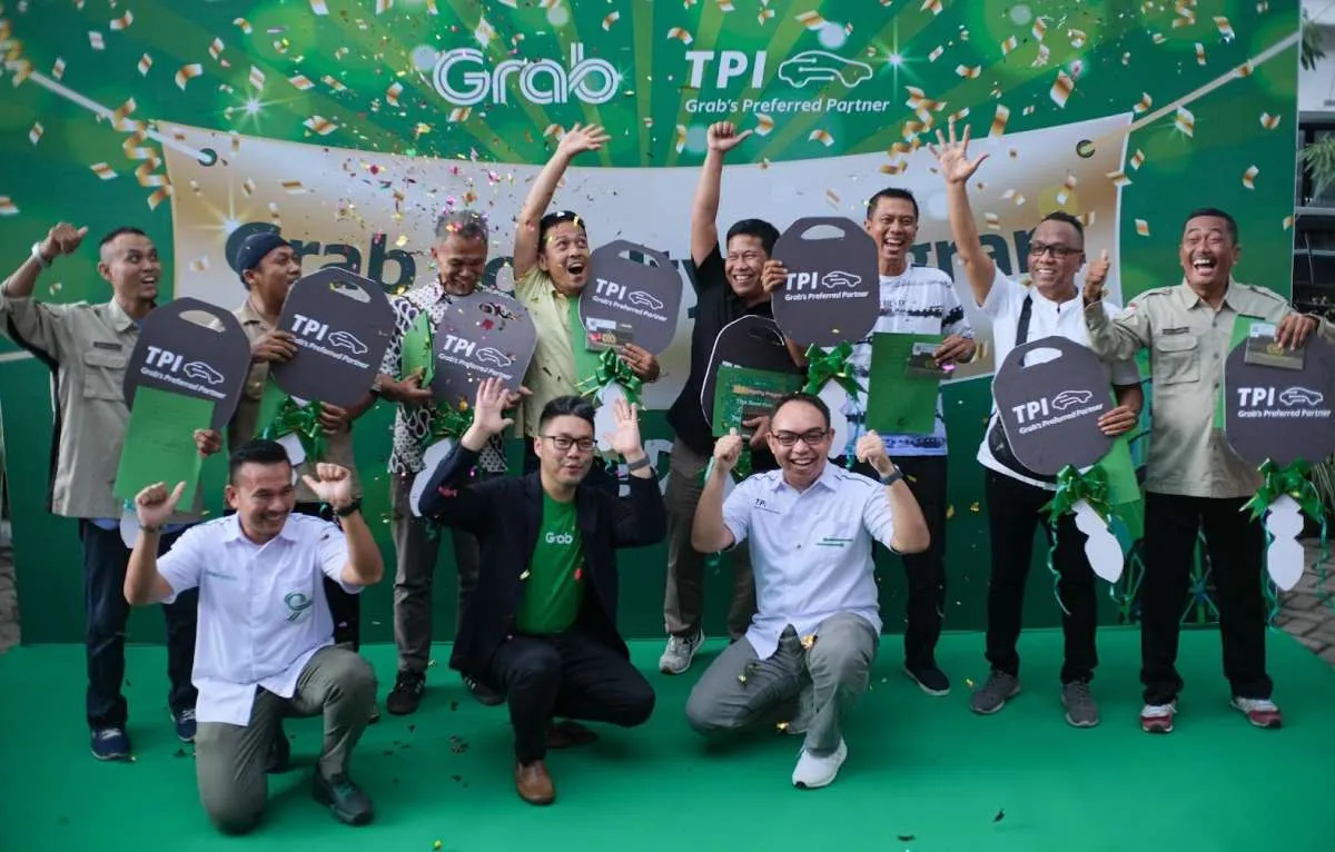 Setia Pangkal Rejeki, Ratusan Mitra Pengemudi Grab Dapat Mobil 