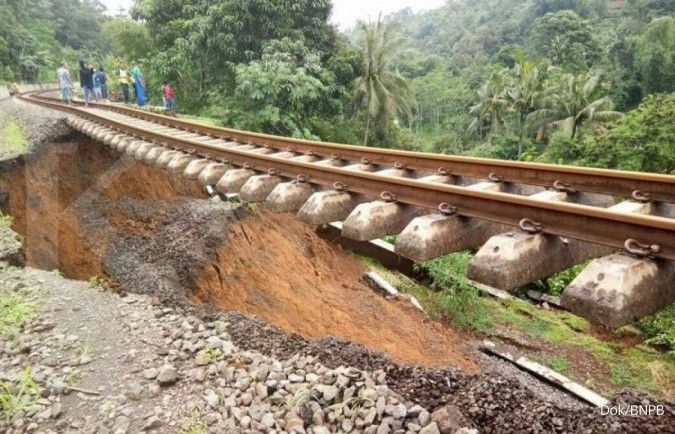 Perjalanan kereta api Lintas Bogor-Sukabumi terganggu longsor