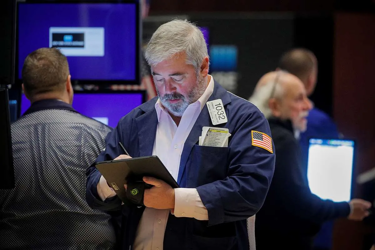 Wall Street memerah, Dow jatuh 650 poin gara-gara pernyataan Powell dan Omicron 