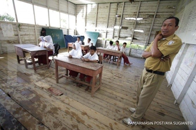 Viral, guru mengajar pakai helm karena atap plafon ruang kelas nyaris runtuh
