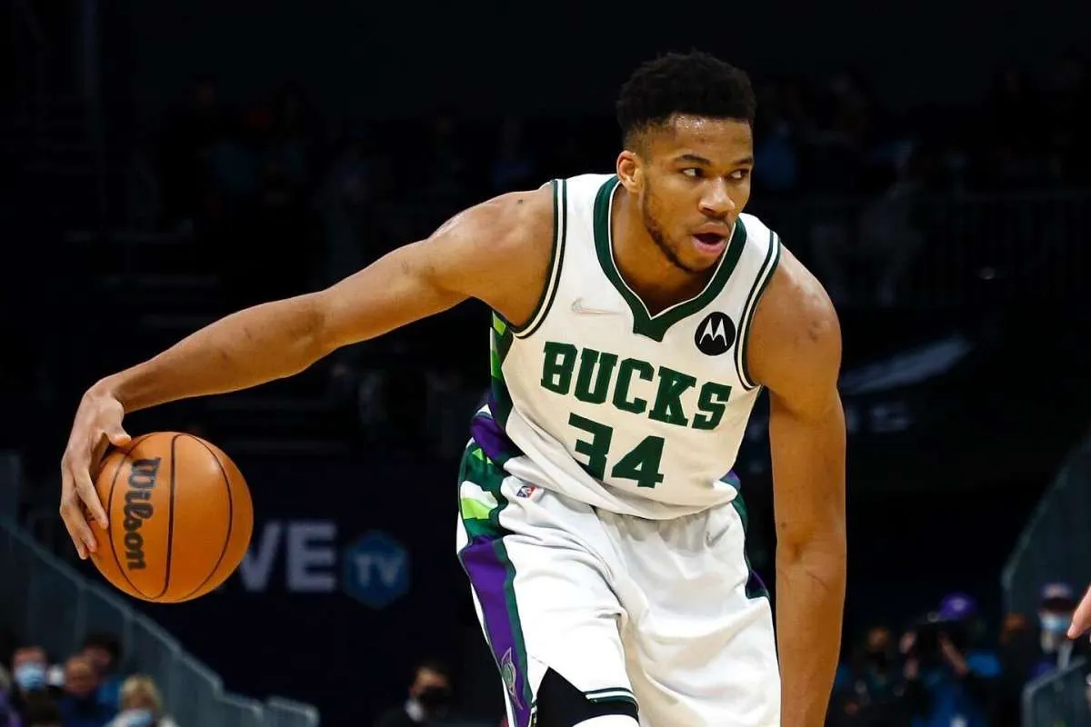 Bucks Kalahkan Warriors, Giannis Antetokounmpo Tampil Luar Biasa