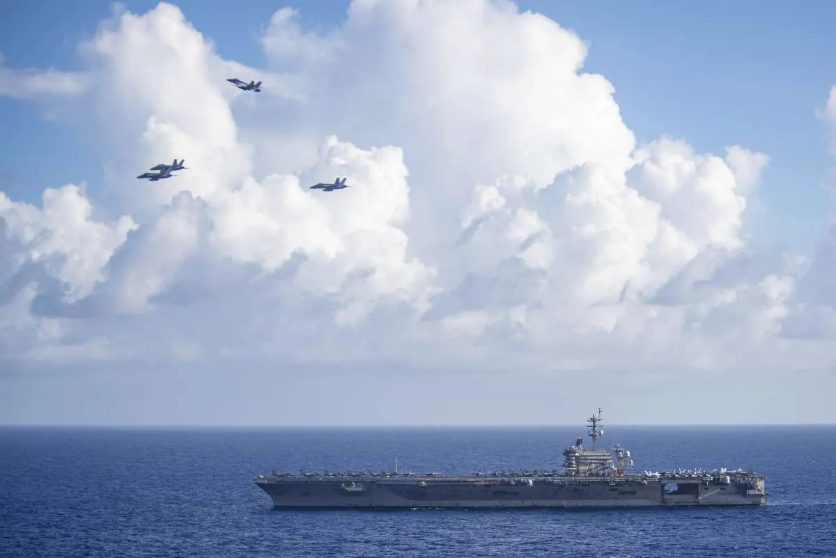 Laut China Selatan memanas, kapal induk & kapal serbu amfibi AS gelar latihan militer