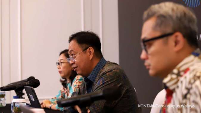 Direktur Treasury & International Banking Bank Mandiri Panji Irawan (tengah) saat memaparkan rencana Mandiri Investment Forum (MIF) 2023.