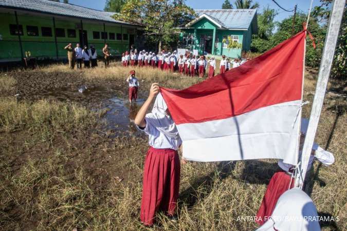 Upacara bendera di halaman yang tergenang air dan berlumpur