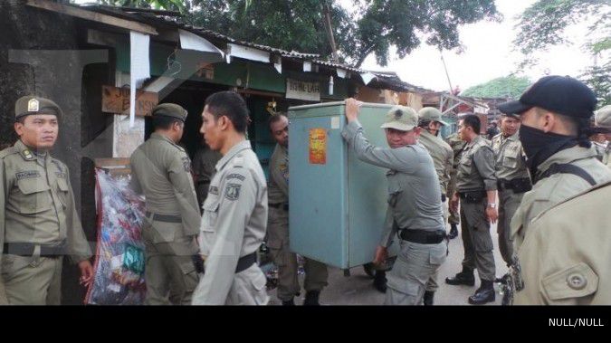 Gubuk liar dekat stasiun Pasar Minggu diratakan