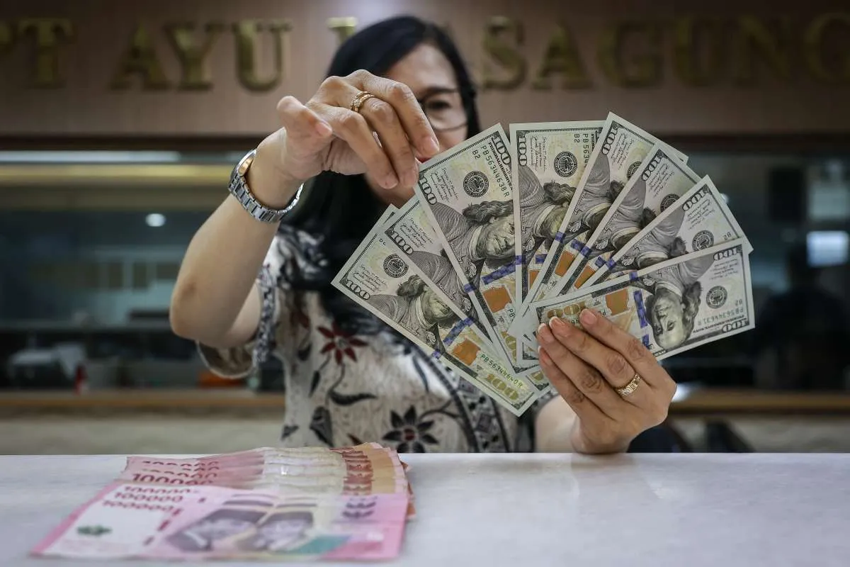 Indeks Dolar AS Diproyeksi Tembus 104, Rupiah Diproyeksi Melayang ke Rp 18.300